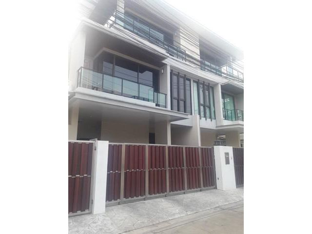 ขายบ้านแฝดหรู 3 ชั้น Luxury  ม. กลางเมืองรัชดา 36