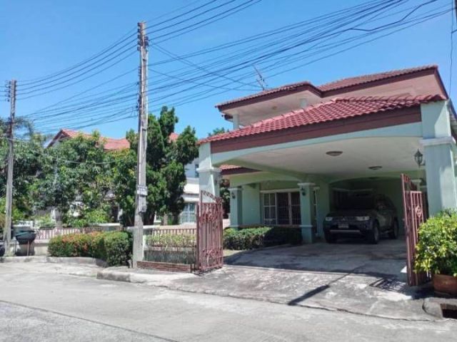 B! หมู่บ้านอัมพรเพลส, ทำเลทองของศรีราชา