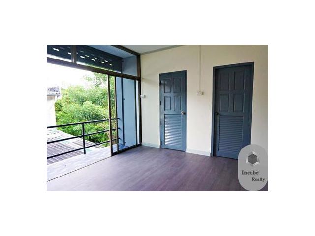 ทาวน์เฮ้าส์ BTS Phrakhanong  6นอน 270 ตรม 85000