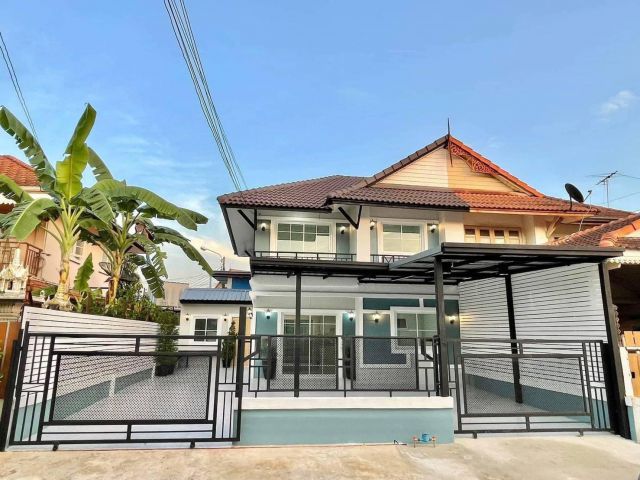 ขายบ้านแฝด 2 ชั้น #หมู่บ้านพฤกษา3 ตกแต่งใหม่ทั้งหลัง หน้าบ้านกว้างมีบริเวณนั่งเล่นหรือจัดสวนสวยปูกะเบื้องรอบบ้าน