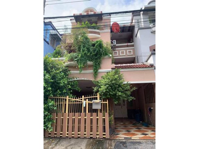 ขายด่วน ทาวน์เฮาส์ 5 ชั้น หมู่บ้านกฤษดานคร28
