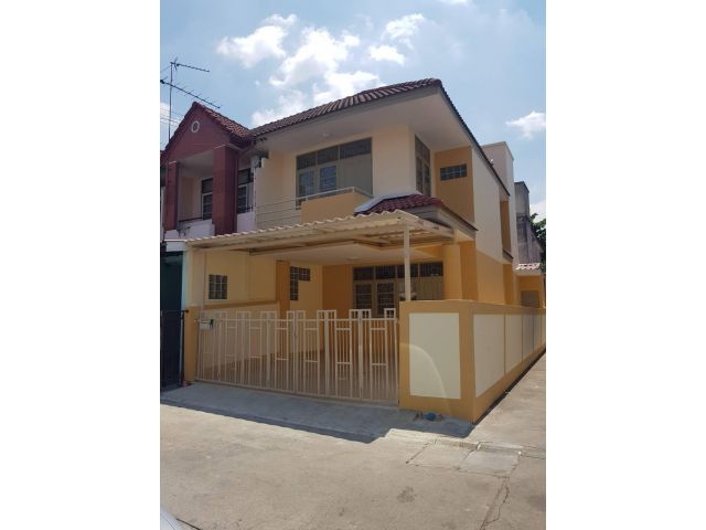 ขายทาวน์เฮาส์ 2 ชั้น #หมู่บ้านซิลค์วิลล์เลจ สายไหม 54 ด้านข้างตัวบ้านมีพื้นที่เหลือเดินได้จากห้องครัวถึงหน้าบ้าน