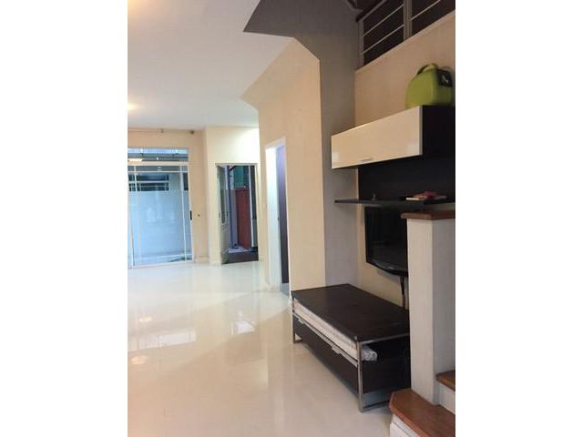 ให้เช่าทาวน์โฮม 3 ชั้น เนื้อที่ 40 ตร.ว. เดอะเทอเรส นนทบุรี