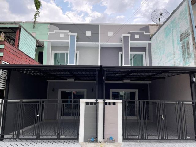 ทาวน์เฮาส์ 2 ชั้น #หมู่บ้านร่มเงาไม้ รีโนเวทใหม่ ดูดี ต่อเติมโรงจอดรถและห้องครัวเรียบร้อย พร้อมเข้าอยู่ได้เลย มีรถตู้โดย