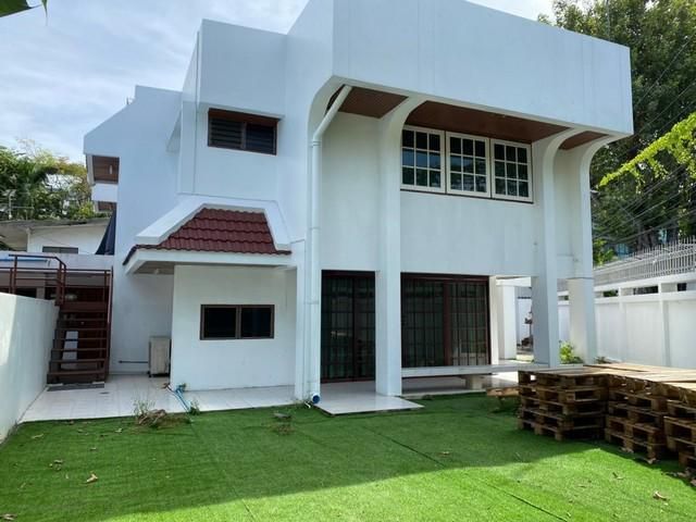 บ้านเดี่ยว 2 ชั้น ใจกลางเมืองกรุงเทพ ย่านสุขุมวิท ใกล้บีทีเอส อโศกพร้อมสระว่ายน้ำ 3 ห้องนอน3 ห้องน้ำ