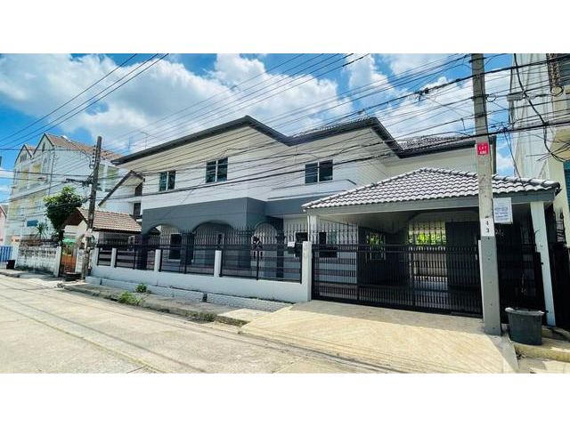 ให้เช่าบ้านเดี่ยว โฮมออฟฟิต 2ชั้น รีโนแวทใหม่ทั้งหลัง ย่านรามคำแหง เนื้อที่ 66 ตารางวา 5 ห้องนอน 3 ห้องน้ำ ทำออฟฟิศจดทะเ