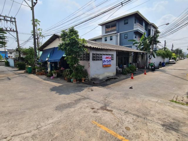 ขายที่ดิน+ สิ่งปลูกสร้าง แปลงมุม ติดถนน 2 ด้าน ซอยโชคชัย 4 แยก 32