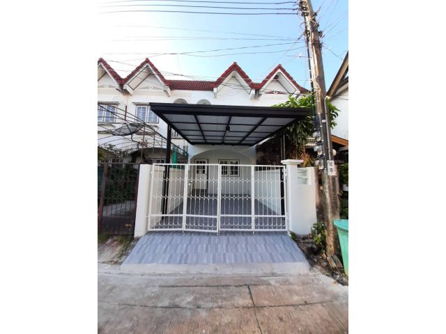 ทาวน์เฮาส์ 2 ชั้น #หมู่บ้านเปรียบทอง รีโรเวทใหม่ พร้อมอยู่ อยู่ถนนเมนหลัก บ้านหันหน้าทางทิศใต้ ใกล้ตลาดหนองจอก