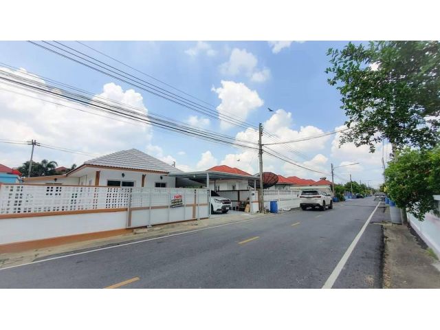 บ้านเดี่ยวชั้นเดียว #หมู่บ้านอริสรา3 ตกแต่งใหม่ทั้งหลัง บริเวณหน้าบ้านกว้างปูกระเบื้องสวยงาม เปลี่ยนสุขภัณฑ์ใหม่ ทำเลดี