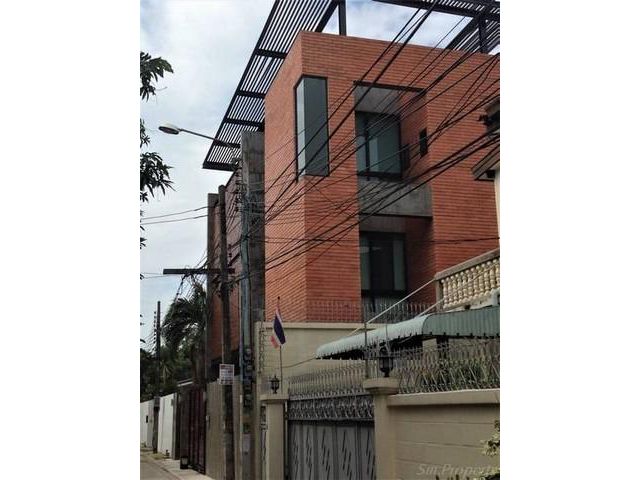 ขายบ้านเดี่ยว 3 ชั้น ย่านอารีย์ พหลโยธินซอย8 ซ.สายลม สไตล์ Modern Tropical Loft ใกล้ BTS อารีย์ ( อายุบ้าน 5 ปี )