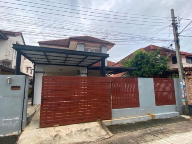 บ้านเดี่ยว 2 ชั้น  3ห้องนอน 2 ห้องน้ำ หมู่บ้านพนาสนธ์การ์เด้นโฮม 3 ติด ถนนร่มเกล้า ใกล้รถไฟฟ้าแอร์พอร์ตลิงค์ลาดกระบัง สนามบินสุวรรณภูมิ ขายด่วนๆ ราคาถู