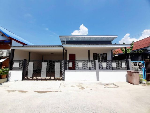 ขายบ้านชั้นเดียว #หมู่บ้านทรัพย์เจริญ รีโนเวทใหม่ทั้งหลัง ต่อเติมครัวใหญ่มาก  สภาพนางฟ้า พร้อมอยู่ อยู่ถนนเมน