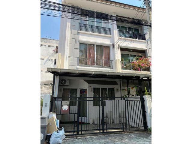 ให้เช่าทาวน์โฮม 3ชั้นหลังมุม โครงการ บ้านกลางเมือง ซอยลาดพร้าว101 แยก 38 บางกะปิ 4 ห้องนอน 3 ห้องน้ำ ตรงข้ามบ้านเป็นสวน