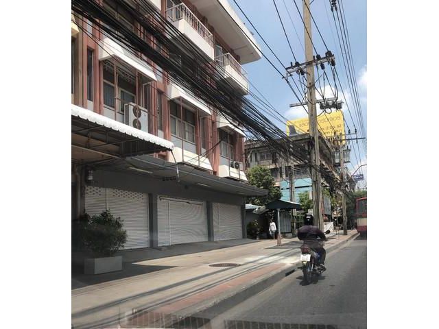 ให้เช่าอาคารพาณิชย์ 4ชั้น 3คูหา ริมถนนลาดพร้าว  เหมาะกับธุรกิจหลายประเภท ทำออฟฟิศจดทะะเบียนได้