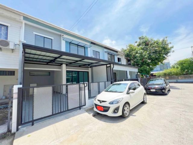 ทาวน์เฮ้าส์ 2 ชั้นใกล้รถไฟฟ้า ตกแต่งใหม่สวยพร้อมเข้าอยู่ #หมู่บ้านพฤกษา54  คลองถนน บ้านหันทิศใต้ ตัวบ้านห่างถนนปากซอยเพี