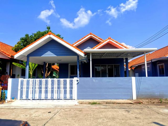ขายบ้านชั้นเดียว รีโนเวทใหม่ พร้อมอยู่ #หมู่บ้านวัฒนา3  หน้าบ้านปูกระเบื้องเต็มพื้นที่ มีที่นั่งเล่นหน้าบ้าน
