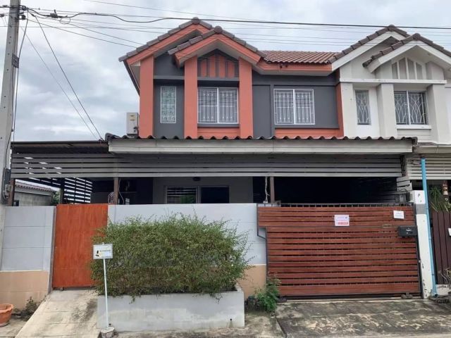 บ้านสภาพสวยพร้อมอยู่ทาวน์เฮ้าส์ 2 ชั้นหลังมุม #หมู่บ้านพฤกษา60 ถนนรังสิต-บางพูน ห้องครัวสวยสะอาดตา ที่จอดรถกว้างขวาง