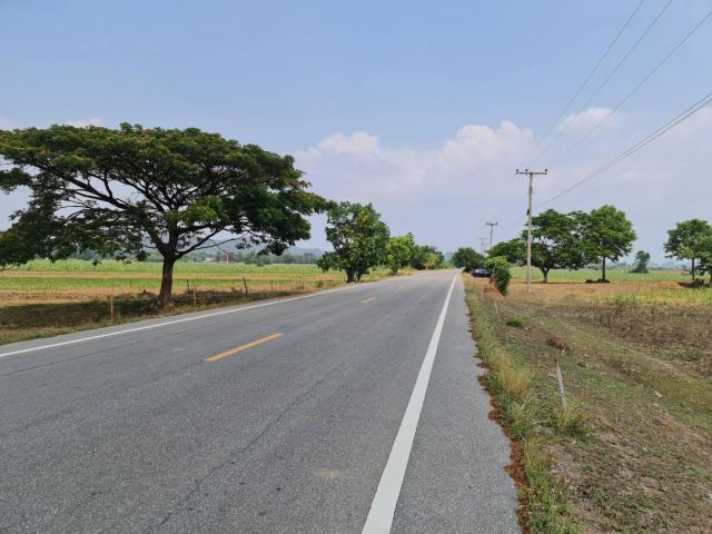 ที่ดินสวย บรรยากาศดี ติดถนนสายหลัก เนื้อที่ 2ไร่ 2งาน 23ตรว.ที่โฉนด น้ำไฟพร้อม ติดต่อ0870060727