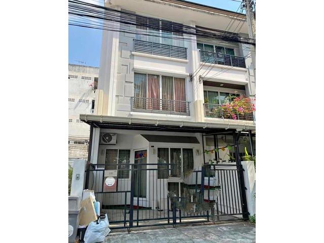 ให้เช่าทาวน์โฮมหมู่บ้านกลางเมืองลาดพร้าว101