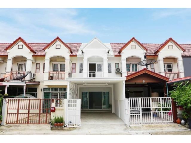 ขายทาวน์เฮ้าส์ 2 ชั้น #หมู่บ้านกานต์มณีพาร์ค (ซอย8) หน้าบ้านหันทิศใต้ ภายในบ้านชั้นล่างพื้นกระเบื้องแกรนิตโต้ ชั้นบนพื้นลามิเนต