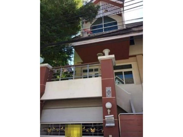 รหัสทรัพย์ P6574 ให้เช่าบ้านทาวน์เฮาส์หลังริม หมู่บ้านเมอริทเพลส ซอยลาดพร้าว 87 แยก 10, วังทองหลาง