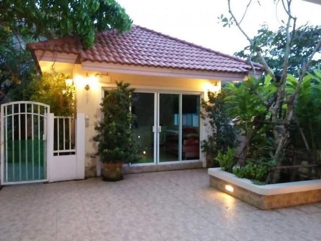 PML03 ให้เช่าบ้าน หลังมุม หมู่บ้านอุ่นรัก พร้อมเรือนรับรอง ซอย ลาดพร้าว 64 แยก 10 ทะลุออกสุทธิสาร ร่มรื่นเหมาะอยู่อาศัย
