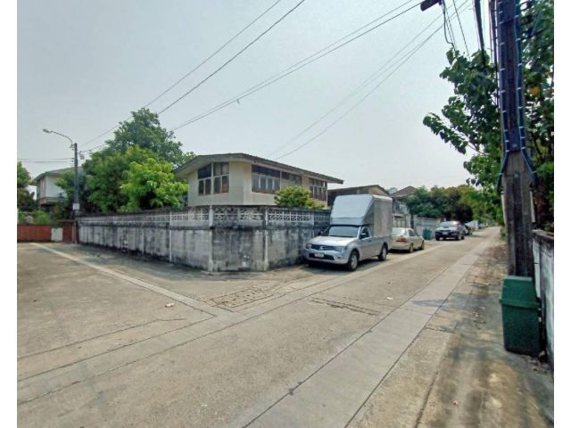 ขายที่ดินพร้อมบ้านเก่า บ้านเดี่ยว สุขุมวิท71 ปรีดีพนมยงค์26 84 ตร.ว แปลงมุม ใกล้ BTS พระโขนง ใกล้ โรงเรียน St' Andrew In