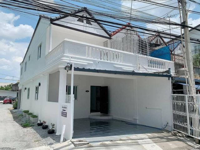 ขายทาวเฮาส์ 2 ชั้น รีโนเวทใหม่ใจกลางเมืองฉะเชิงเทรา ซอยโรงเบียร์แปดริ้ว ใกล้วัดหลวงพ่อโสธร