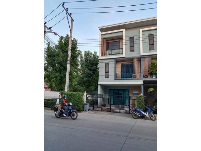 ให้เช่าทาวน์โฮม3ชั้น ชญาดาแอดเวิร์ค ใกล้เมกะ