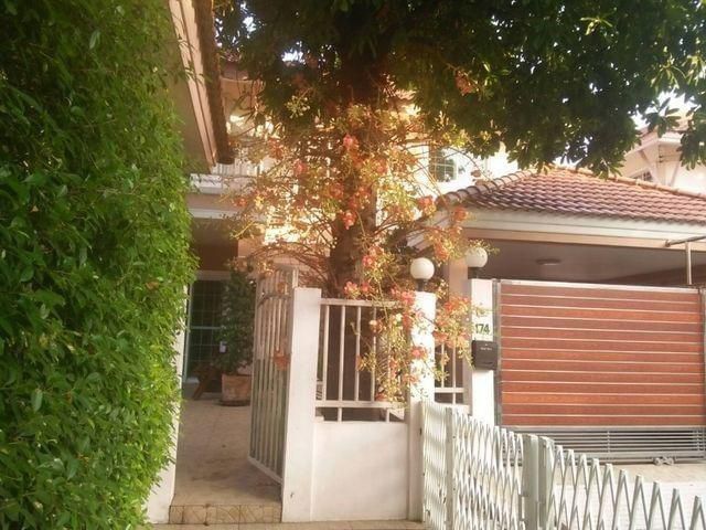 บ้านเดี่ยว 2 ชั้น พร้อมเรือนหลังเล็ก 1 หลัง