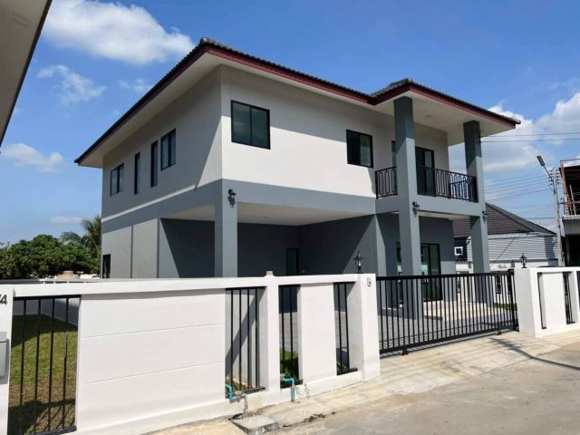 ขาย  บ้านพร้อมที่ดิน ในเขตอำเภอเมือง จังหวัดเชียงใหม่   ขนาด 65 ตารางวา พื้นที่ใช้สอย  217ตารางเมตร  4 ห้องนอน 4ห้องน้ำ