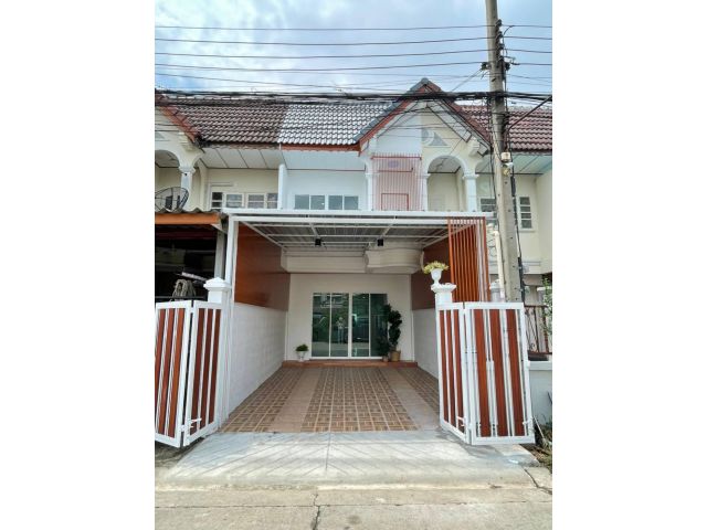 ทาวน์เฮ้าส์ 2 ชั้น #หมู่บ้านเสนาวิลล่า8 หันหน้าทิศใต้ รีโนเวทปูกระเบื้องใหม่ เดินไฟฟ้า-ประปาใหม่ ครัวลงเข็ม ใกล้แฟชั่นฯ