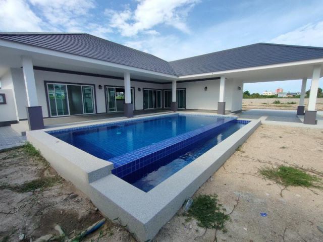 บ้านสร้างใหม่พร้อมสระว่ายน้ำ บนที่ดินขนาดใหญ่ ใกล้ตัวเมืองและหาดชะอำ