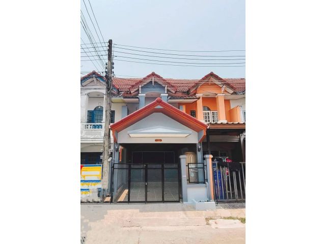 ทาวน์เฮ้าส์ 2 ชั้น #หมู่บ้านแพรมาพร คลอง 4 ติดถนนรังสิต-นครนายก ด้านหน้ามีระเบียงชั้น 2 แต่งประตูเป็นไม้สวย ใกล้ทางด่วน