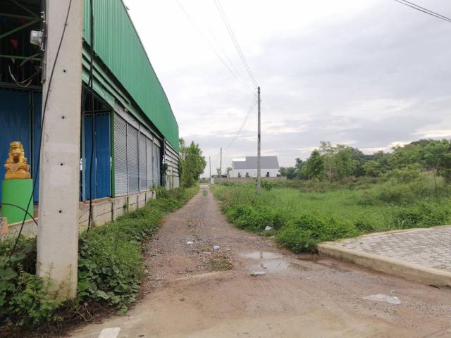 ขายที่ดิน 101.ต.ร.ว. ใกล้สะพานสี่แยกอินโดจีน เมืองพิษณุโลก เจ้าของขายเอง สนใจโทร 098 914 4208