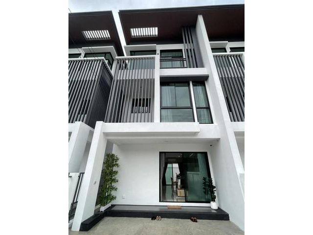 ให้เช่าทาวน์โฮม 3 ชั้น รีโนเวทใหม่ โชคชัย 4 ซอย 24