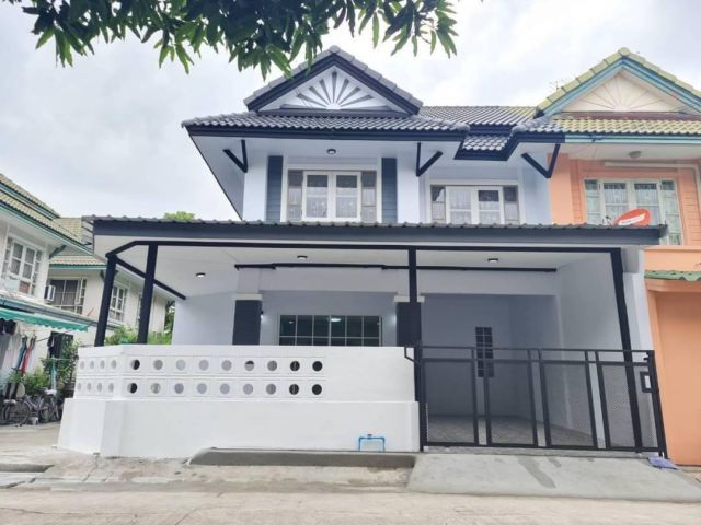 เข้าอยู่ได้ทันทีเลยค่ะ ทาวน์เฮ้าส์ 2 ชั้นหลังมุม รีโนเวทใหม่ทั้งหลัง #บ้านพฤกษา18/1 สีสันตัวบ้านสวยงาม รั้วบ้านก่ออิฐ