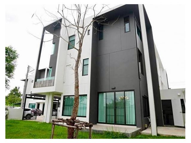บ้านให้เช่า ทาวน์โฮมบ้านใหม่ อ.หางดง จ.เชียงใหม่ บ้าน 3 ชั้น เส้นถนนคันคลองชลประทาน ใกล้พืชสวนโลก
