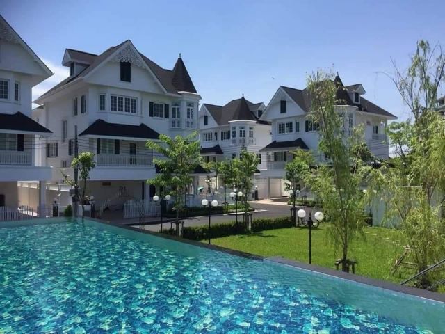 บ้านเดี่ยวสไตล์ยุโรป 2 ชั้นหลังใหญ่ #หมู่บ้านแฟนตาเซียวิลล่า บางนา ทั้งโครงการเพียง 20 ยูนิต ใกล้สถานีรถไฟฟ้าสายสีเหลือง