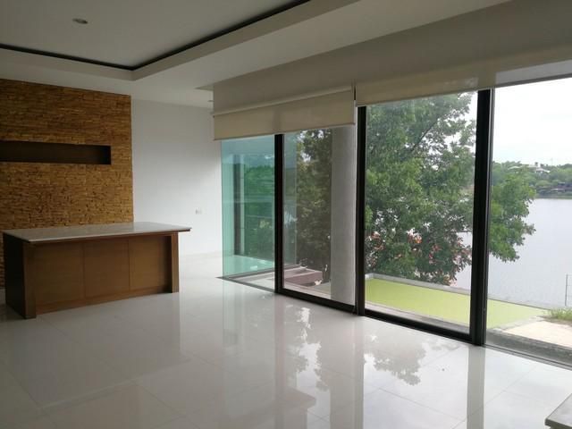 ขายบ้านหรู3ชั้นพร้อมสระว่ายน้ำ ติดทะเลสาบย่านกิ่งแก้ว ราคา 67,900,000 บาท อำเภอบางพลี ประเวศ ถนนสุขาภิบาล2