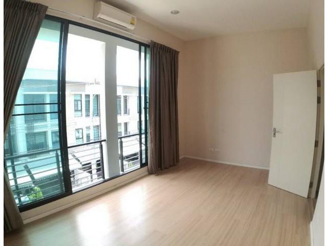 ให้เช่าทาวน์โฮม 3 ชั้น บ้านกลางเมือง รามคำเเหง 39