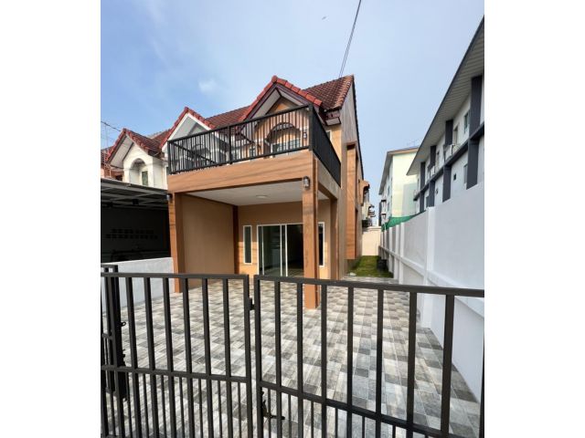 ขายทาวเฮาส์ 2 ชั้นติดถนนลำลูกกาคลอง 4