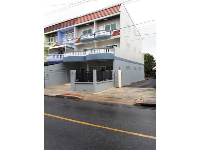 ขายทาวน์เฮาส์ 3 ชั้น 2 ห้อง จรัญ 35 .ปรับปรุงใหม่