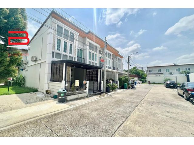 ทาวน์เฮาส์ หมู่บ้าน โกลเด้นทาวน์ 2 เนื้อที่ 16.7 ตรว. ถนนบางนา-ตราด เขตประเวศ