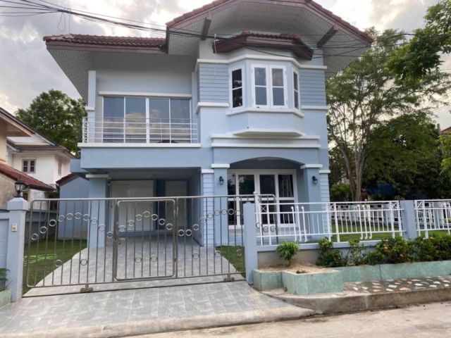 บ้านเดี่ยว 2 ชั้น #หมู่บ้านฟลอร่าวิลล์ สุวินทวงศ์ 38 ด้านหน้าปูหญ้าเทียม พร้อมรีโนเวทให้ใหม่ทั้งหลัง ทาสีภายในและภายนอก