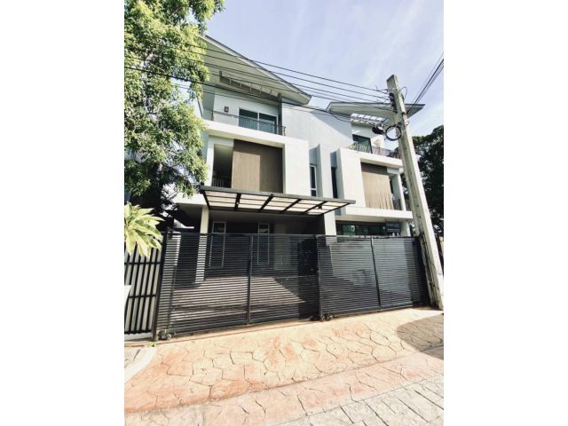 HR1216 ให้เช่าบ้านแฝด 3 ชั้น สไตล์โมเดิร์น หมู่บ้านGRAND I DESIGN วิภาวดี