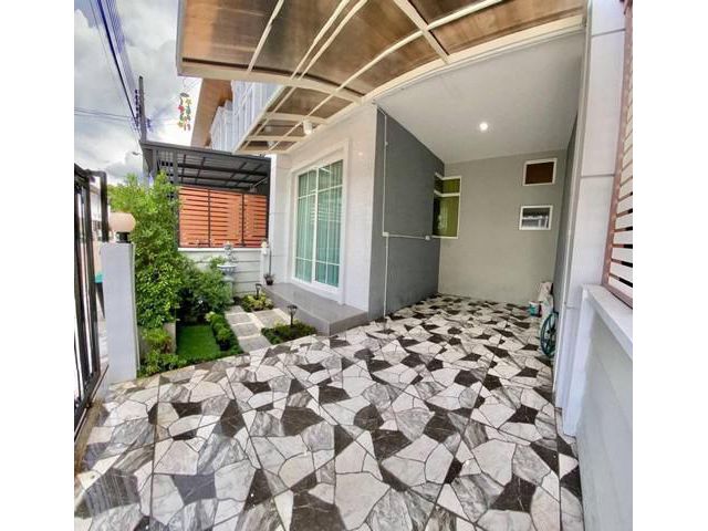 ให้เช่าทาวน์เฮาส์ 2 ชั้น สไตล์อังกฤษ หมู่บ้านโกลเด้นทาวน์ บางนา- สวนหลวง ติดถนนเลียบมอเตอร์เวย์ เหมอะพักอาศัย