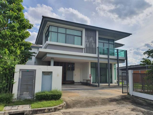 ขายบ้านเศรษฐสิริ ประชาชื่น ริมถนนประชาชื่น 101.4 ตารางวา 202 ตารางเมตร 5 ห้องนอน 3 ห้องน้ำ หน้าบ้านหันไปทางทิศเหนือ เฟอร