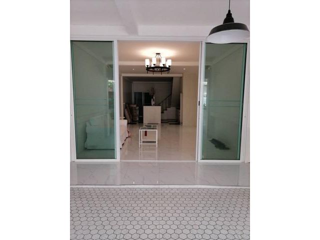 ให้เช่าทาวน์เฮ้าส์ 4 ชั้น  ซอยสุขุมวิท 65 ห่างบีทีเอส เอกมัย 800 เมตร ( รับสัตว์เลี้ยง ) ดาดฟ้ารูฟท้อป