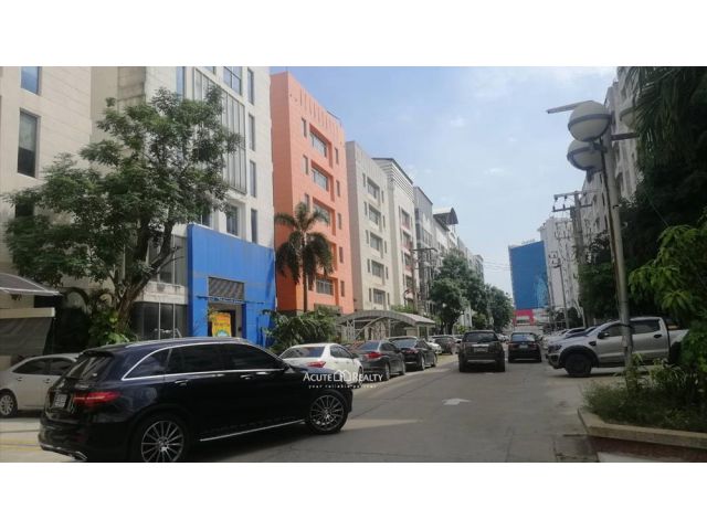 ออฟฟิศทำเลดีบนถนนศรีนครินทร์ด้านหล้งโรงแรมโนโวเทล